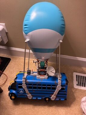 Fortnite Battle Bus 14" Deluxe Jazwares Ballon & Lights WORKING + 1 figure 2020